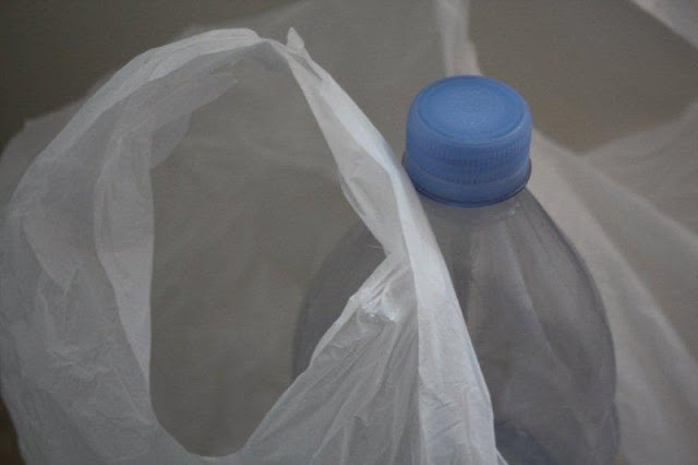 Bolsa y botella de plastico