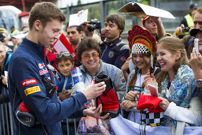 Даниил Квят принимает подарок от болельщицы на Гран-при Бельгии 2014