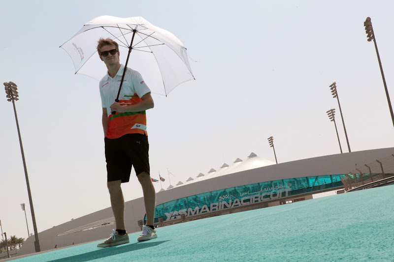 Нико Хюлькенберг под зонтиком на трассе Яс Марина на Гран-при Абу-Даби 2012
