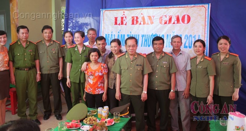Lãnh đạo Công an tỉnh và đại diện Hội phụ nữ tỉnh, huyện Nghi Lộc chụp ảnh lưu niệm tại lễ bàn giao “Mái ấm tình thương” cho chị Nguyễn Thị Lan
