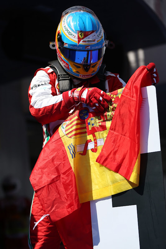 Фернандо Алонсо с испанским флагом на Гран-при Испании 2013
