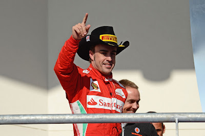 Фернандо Алонсо в ковбойской шляпе Pirelli на подиуме Гран-при США 2012