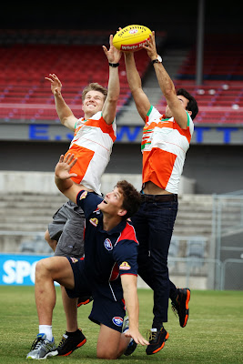 Нико Хюлькенберг и Серхио Перес в компании с Western Bulldogs играют в Австралийский футбол перед Гран-при Австралии 2014