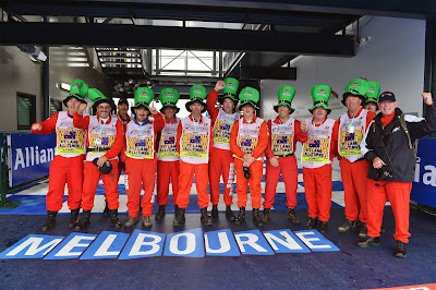 маршалы в ирландских шапках в честь Дня святого Патрика на Гран-при Австралии 2013
