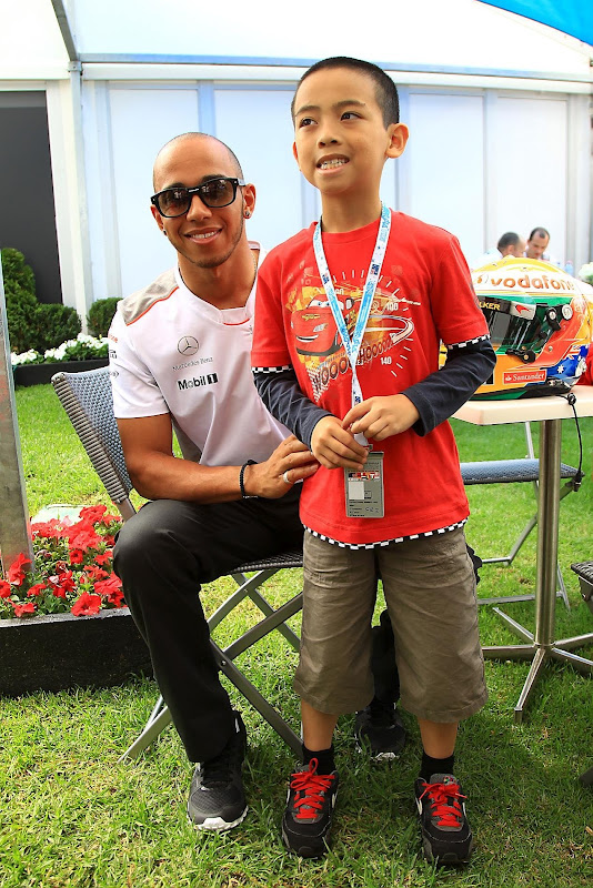Льюис Хэмилтон и маленький болельщик на Гран-при Австралии 2012