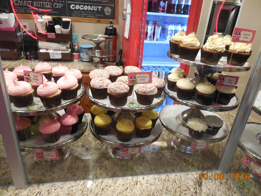 Bakery «Smallcakes A Cupcakery», reviews and photos, 117 W Main St #120, St Charles, IL 60174, USA