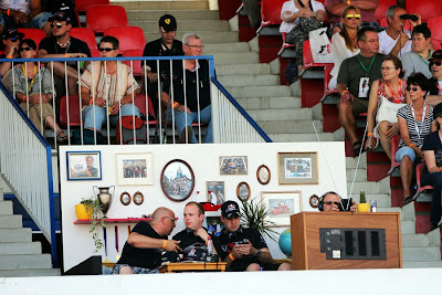 болельщики обустраивают гостиную на трибуне Хоккенхаймринга на Гран-при Германии 2014
