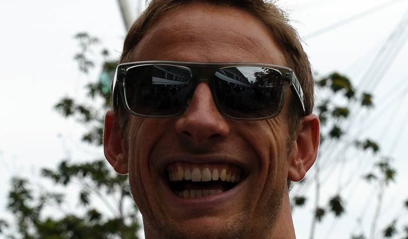 улыбающийся Дженсон Баттон в очках на Гран-при Сингапура 2011