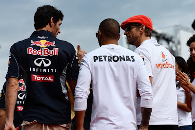 Дженсон Баттон и Марк Уэббер обсуждают что-то во время парада пилотов Монцы на Гран-при Италии 2013