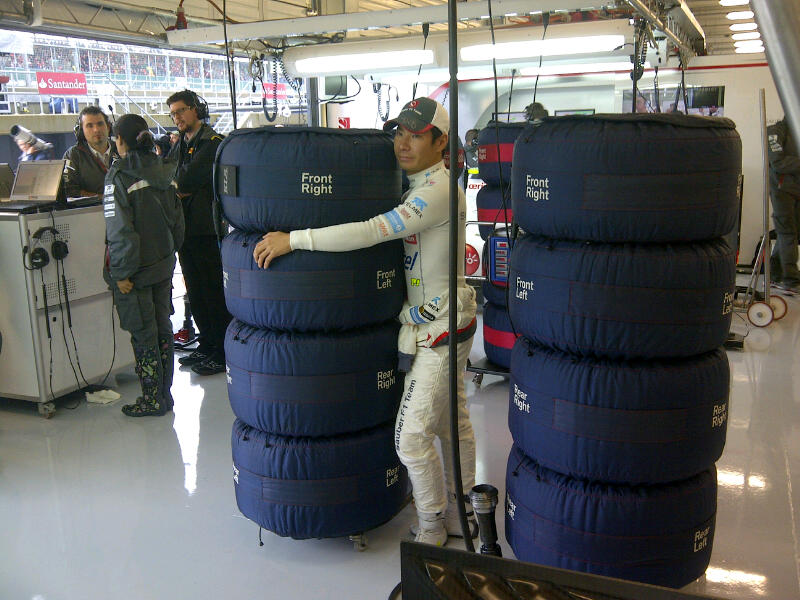 Камуи Кобаяши обнимает резину Pirelli в боксах Sauber на Гран-при Великобритании 2012