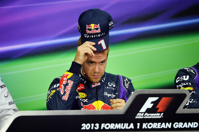 Себастьян Феттель снимает кепку на пресс-конференции после квалификации на Гран-при Кореи 2013