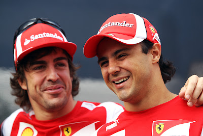 Фелипе Масса и Фернандо Алонсо смеются на Гран-при Италии 2011 в воскресенье
