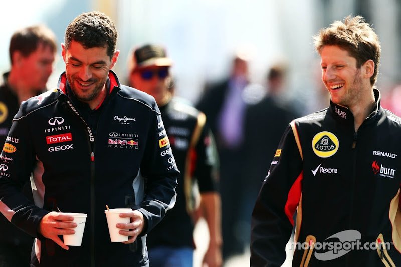 Гийом Роклен и Ромэн Грожан идут по паддоку Нюрбургринга на Гран-при Германии 2013
