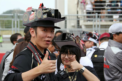 болельщики Lotus в кепках-болидах на Гран-при Кореи 2013