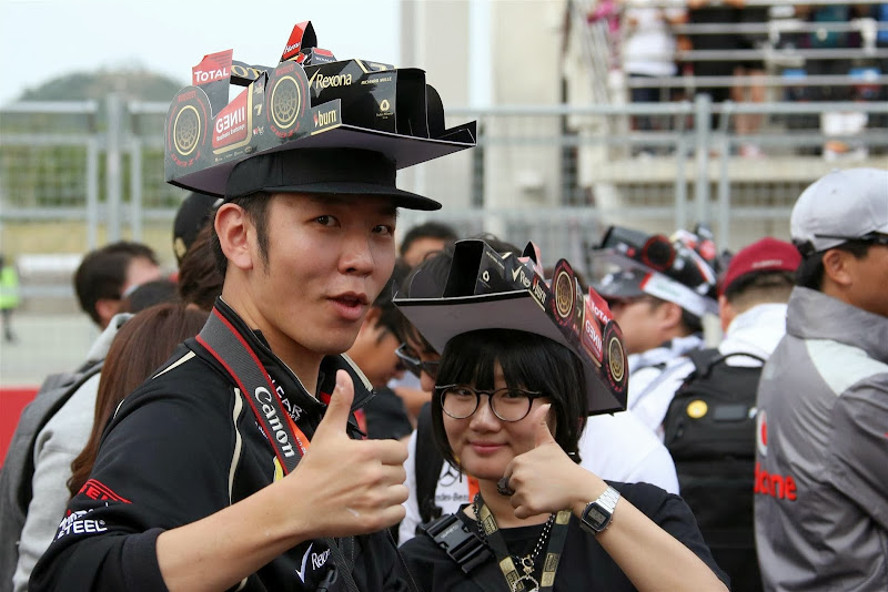 болельщики Lotus в кепках-болидах на Гран-при Кореи 2013