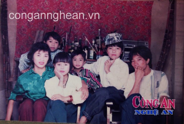 Bức ảnh gia đình của 19 năm trước (chồng chị Hoa ngoài cùng bên phải)