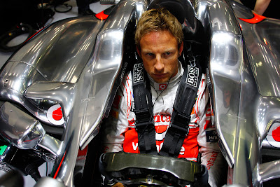настороженный Дженсон Баттон в кокпите McLaren на Гран-при Бельгии 2011