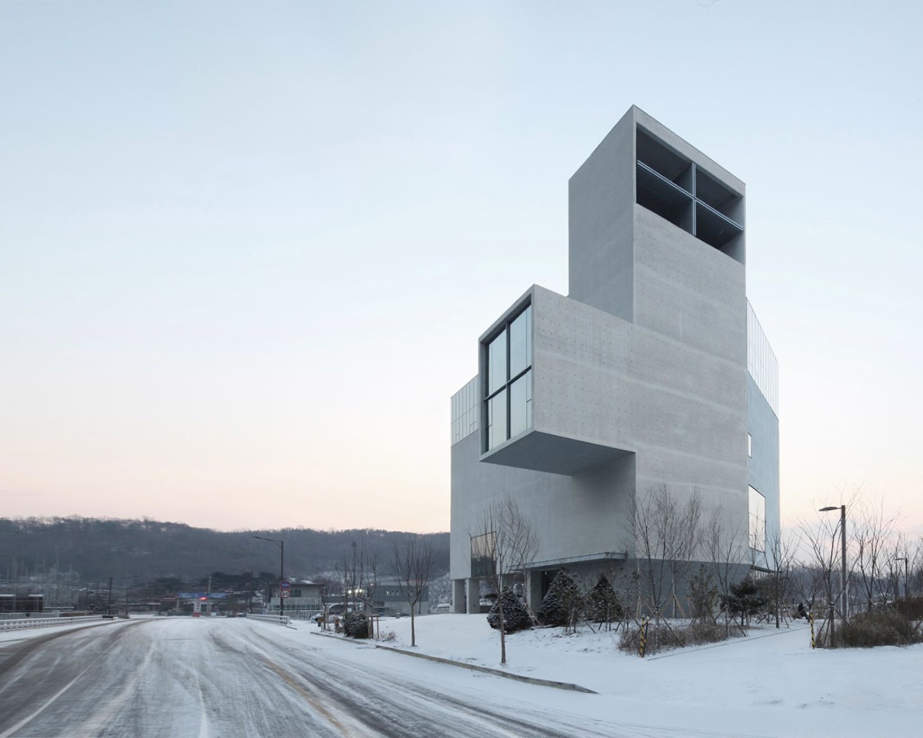 Byeollae-dong, Namyangju, Gyeonggi, Corea del Sud: Rw Concrete Church by Nameless Architecture