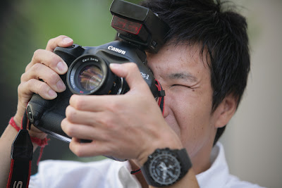 Камуи Кобаяши с фотоаппаратом Canon на Гран-при Абу-Даби 2011