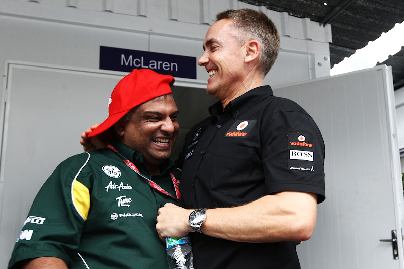 Тони Фернандес и Мартин Уитмарш обнимаются и смеются на Гран-при Бразилии 2011