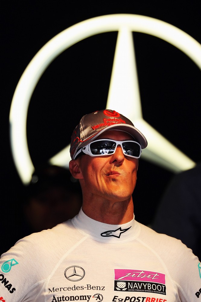 Михаэль Шумахер в боксах Mercedes GP на Гран-при Монако 2011