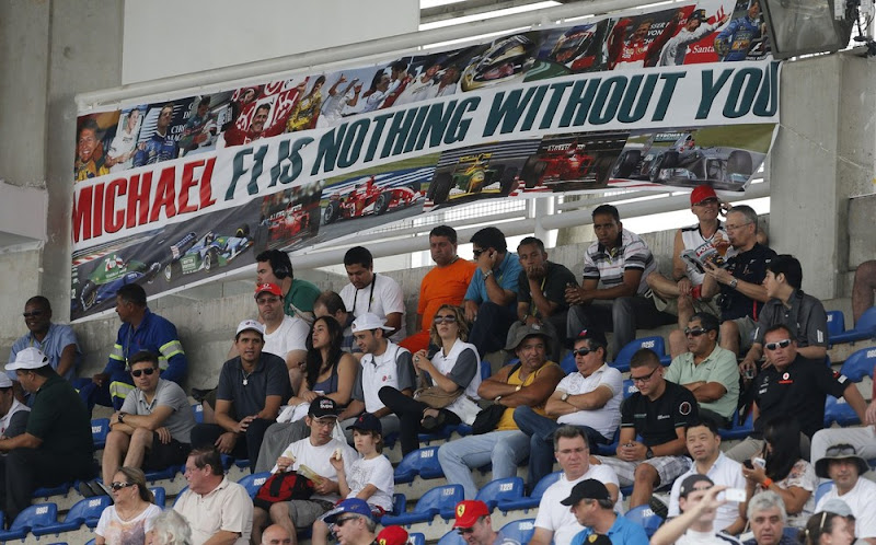болельщики Михаэля Шумахера с баннеором на трибунах Интерлагоса на Гран-при Бразилии 2012