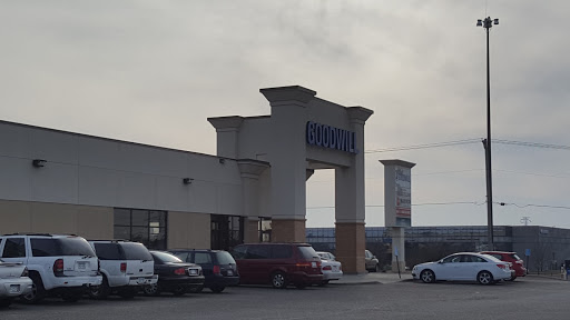 Thrift Store «Goodwill - Roseville, MN - Cleveland Avenue», reviews and photos, 2500 Cleveland Ave N, Roseville, MN 55113, USA
