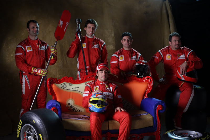 фотосессия Фернандо Алонсо с механикам Ferrari