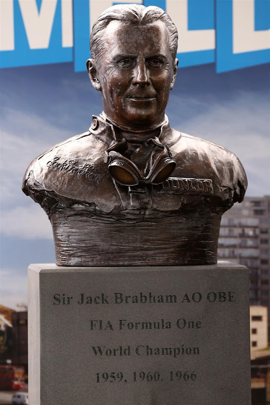 бюст Джека Брэбэма в Альберт-Парке на Гран-при Австралии 2013