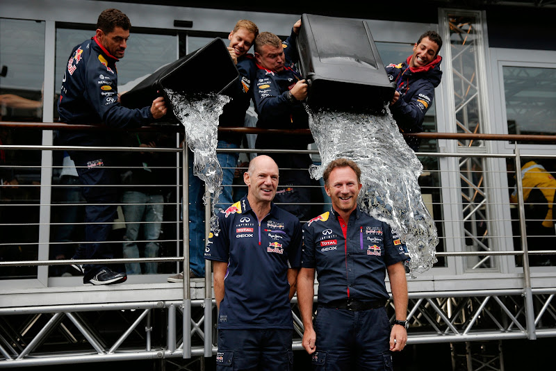 Эдриан Ньюи и Кристиан Хорнер обливаются ледяной водой - ALS Ice Bucket Challenge на Гран-при Бельгии 2014