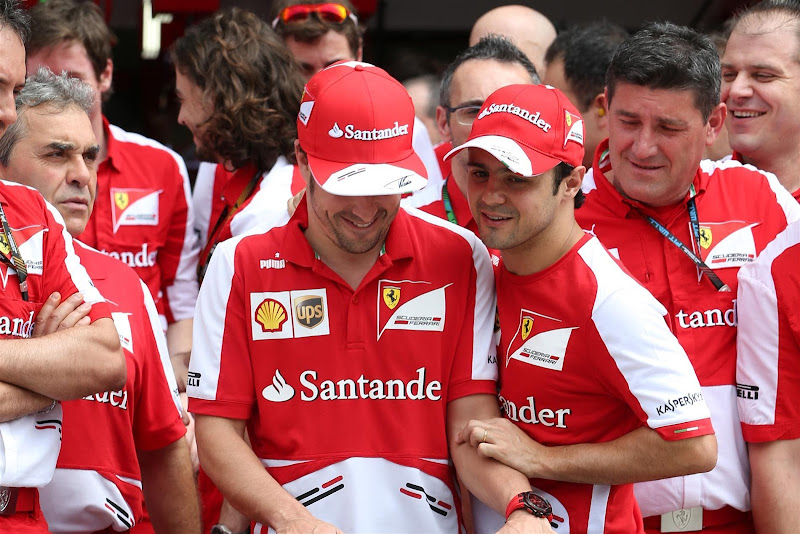 Фелипе Масса поздравляет Фернандо Алонсо с 200-ой гонкой на Гран-при Малайзии 2013