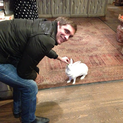 Виталий Петров кормит белого кролика