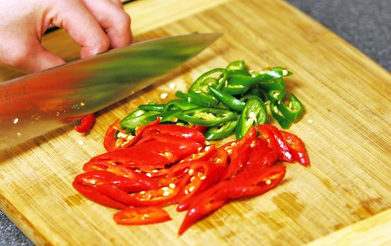 Mẹo hay chữa bỏng khi thái và ăn ớt Mẹo hay chữa bỏng khi thái và ăn ớt