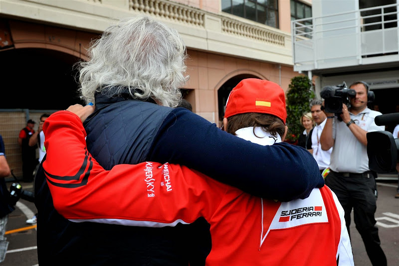 Флавио Бриаторе и Фернандо Алонсо идут в обнимку на Гран-при Монако 2014