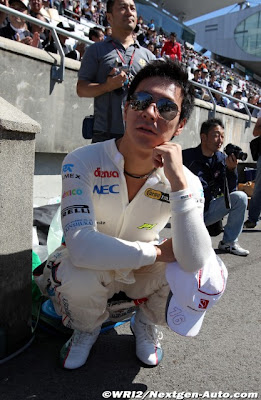 Камуи Кобаяши сидит на корточках на Гран-при Японии 2011
