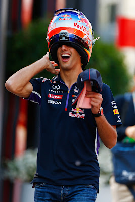 Даниэль Риккардо одел шлем задом наперед на Гран-при Испании 2014