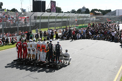 пилоты на фотоссесси по случаю начала сезона на Гран-при Австралии 2012