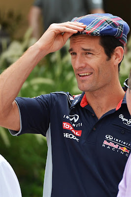 Марк Уэббер примеряет кепку Джеки Стюарта на Гран-при Бахрейна 2013