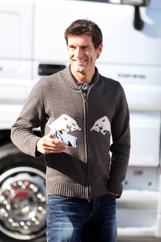 Марк Уэббер в свитере Red Bull держит телефон в Хересе 6 февраля 2012