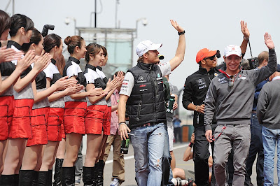 Нико Росберг Льюис Хэмилтон и Камуи Кобаяши приветствуют болельщиков на парад пилотов Шанхая на Гран-при Китая 2011