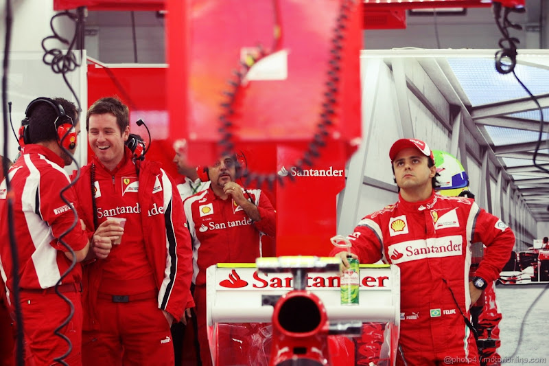 Роб Смедли с другими механиками - Фелипе Масса рядом с болидом Ferrari на Гран-при Кореи 2011