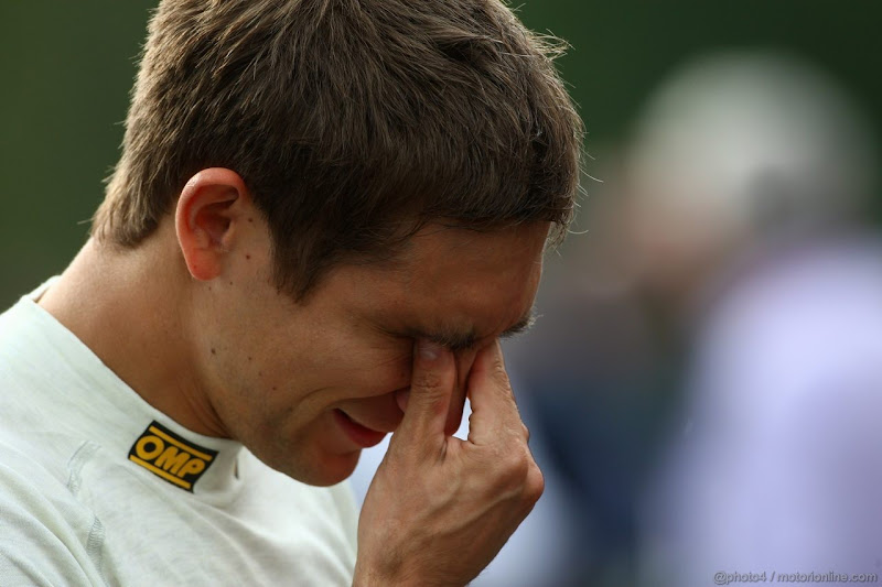 Виталий Петров протирает глаза на Гран-при Бельгии 2011