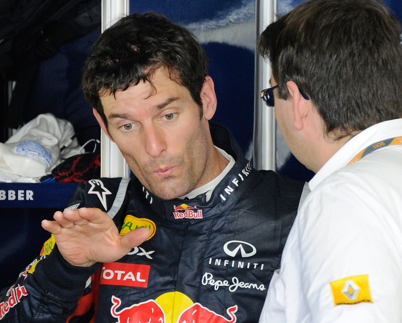 Марк Уэббер показывает что-то механику Renault на Гран-при Японии 2011
