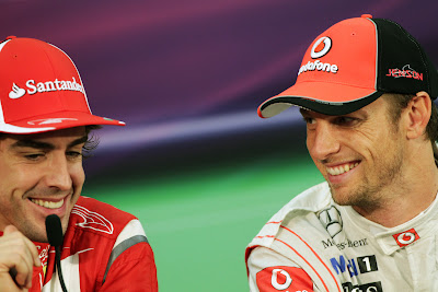 Фернандо Алонсо и Дженсон Баттон улыбаются на пресс-конференции после гонки на Гран-при Японии 2011