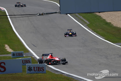 Marussia Жюля Бьянки катится задом поперек трассы Нюрбургринг на Гран-при Германии 2013