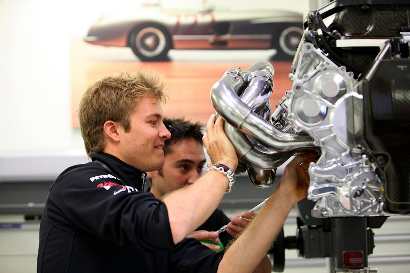 Нико Росберг на базе команды Mercedes GP изучает двигатель
