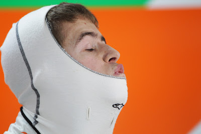 Пол ди Реста одевает подшлемник на Гран-при Индии 2011