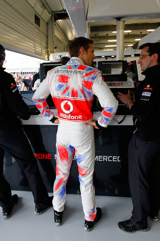Дженсон Баттон разговаривает с механиком во время квалификации в специально подготовленном для Гран-при Великобритании 2011 комбинезоне от Hugo Boss