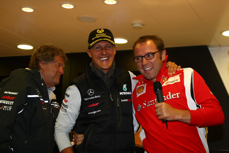 Михаэль Шумахер в окружении Норберта Хауга и Стефано Доменикали на вечеринке на Гран-при Бельгии 2011