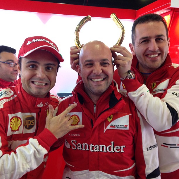 Фелипе Масса веселится с механиками Ferrari 25 февраля 2013